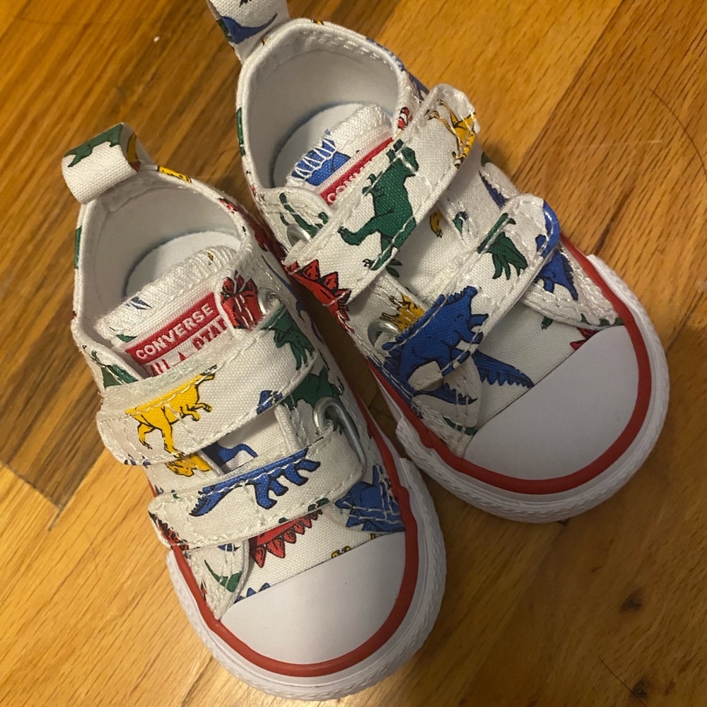 Dino converse size 4 toddler